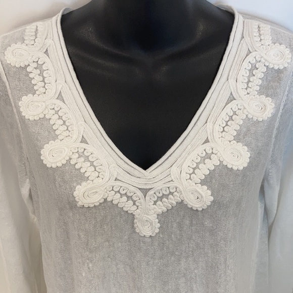 NIC & ZOE White VNeck Top in Small - Picture 2 of 9